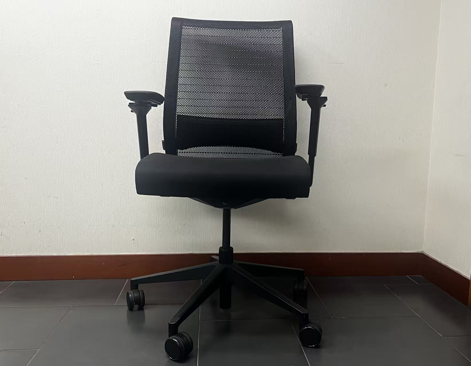 （117924）國産品牌全新網佈轉椅辦公椅黑